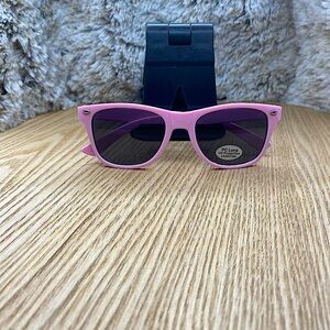 BRAND NEW✨
KIDS SUNGLASSES💌
NEWEST EYEWEAR ACCESSORY
LEAD FREE✅
UV PROTECTION⚜️
